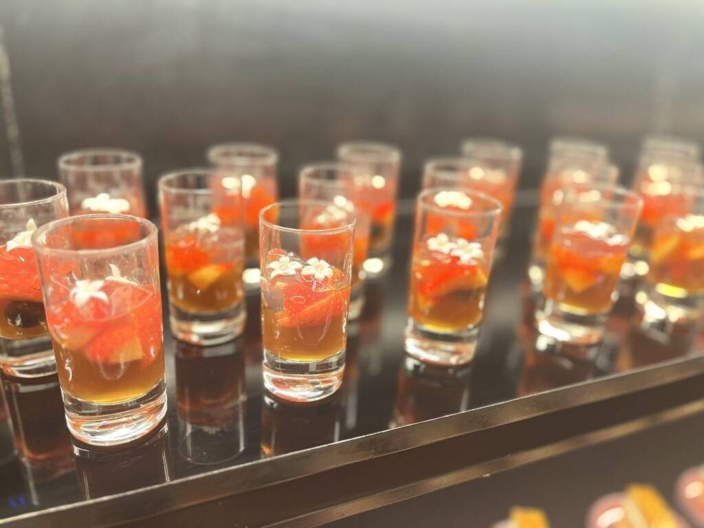 【苺スイーツ約20種が登場】マリー・アントワネットの世界観を再現　ヒルトン大阪で苺づくしのスイーツビュッフェ開催