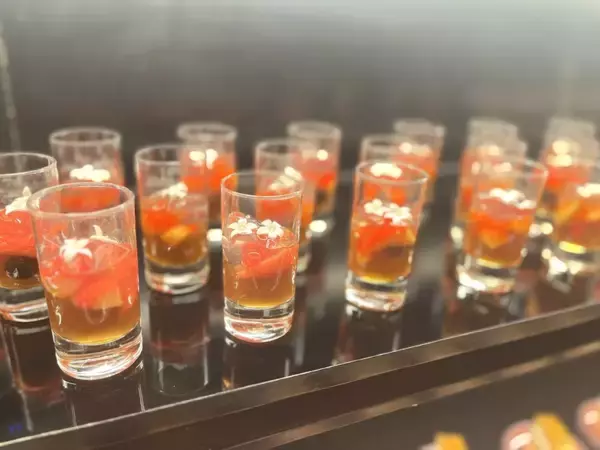 「【苺スイーツ約20種が登場】マリー・アントワネットの世界観を再現　ヒルトン大阪で苺づくしのスイーツビュッフェ開催」の画像