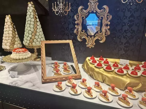 「【苺スイーツ約20種が登場】マリー・アントワネットの世界観を再現　ヒルトン大阪で苺づくしのスイーツビュッフェ開催」の画像