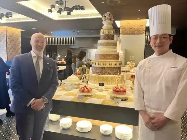 「【苺スイーツ約20種が登場】マリー・アントワネットの世界観を再現　ヒルトン大阪で苺づくしのスイーツビュッフェ開催」の画像