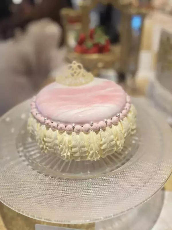 「【苺スイーツ約20種が登場】マリー・アントワネットの世界観を再現　ヒルトン大阪で苺づくしのスイーツビュッフェ開催」の画像