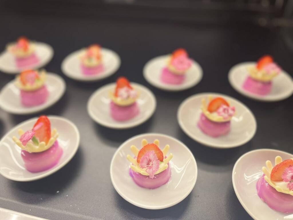 【苺スイーツ約20種が登場】マリー・アントワネットの世界観を再現　ヒルトン大阪で苺づくしのスイーツビュッフェ開催