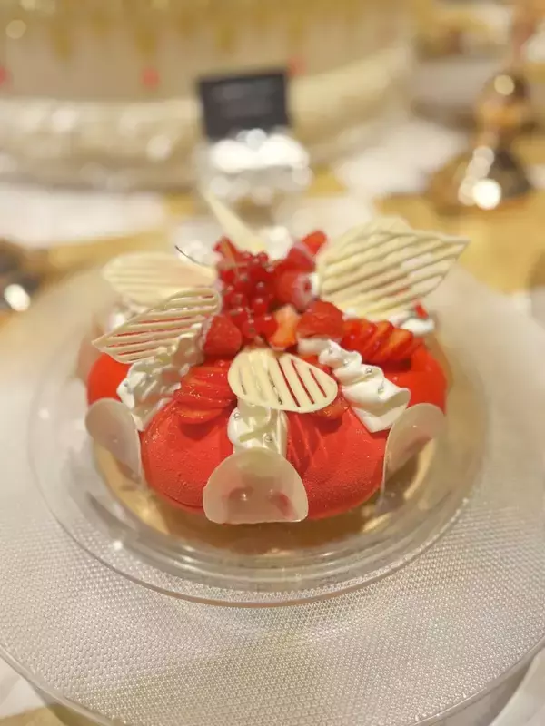 「【苺スイーツ約20種が登場】マリー・アントワネットの世界観を再現　ヒルトン大阪で苺づくしのスイーツビュッフェ開催」の画像