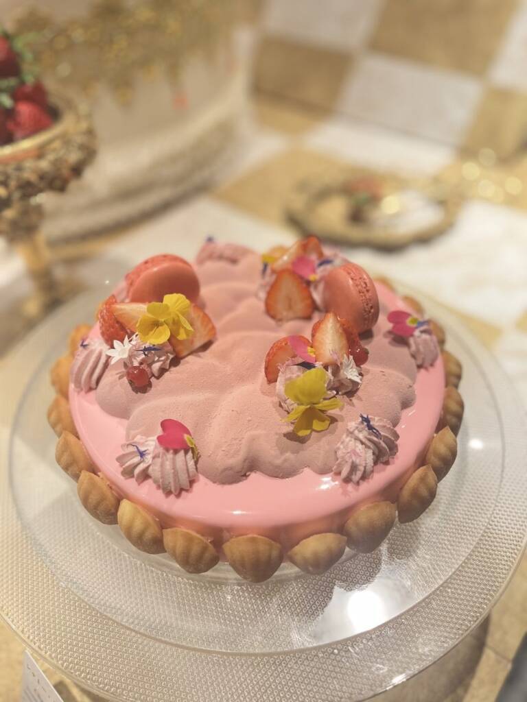 【苺スイーツ約20種が登場】マリー・アントワネットの世界観を再現　ヒルトン大阪で苺づくしのスイーツビュッフェ開催