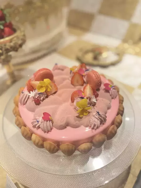 「【苺スイーツ約20種が登場】マリー・アントワネットの世界観を再現　ヒルトン大阪で苺づくしのスイーツビュッフェ開催」の画像