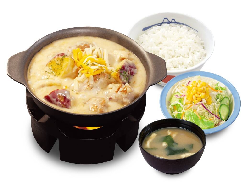 日清スパ王プレミアム「松屋監修 シュクメルリ風パスタ」新発売、にんにくの香り×とろけるチーズのコク【日清食品冷凍】