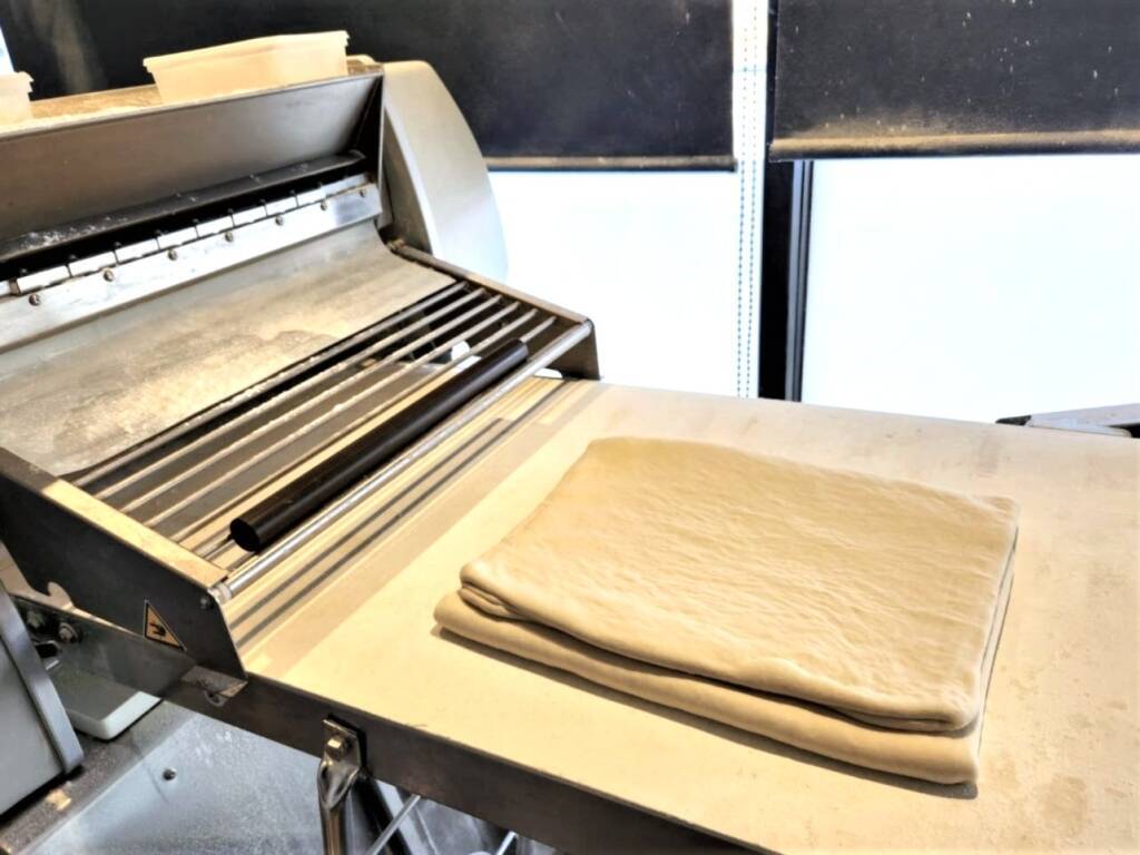 餃子の皮から生まれた新ドーナツ『ぎょーナツ』が発売、大阪王将の9店舗で販売開始【実食レビュー】