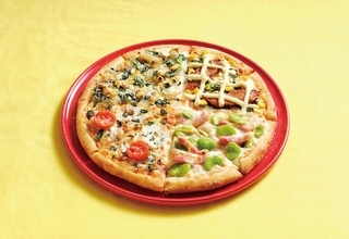 ドミノ･ピザ「あさりと桜えびの春クワトロ」期間限定発売 / “旬”の食材と“王道”ピザを一枚に凝縮した新商品