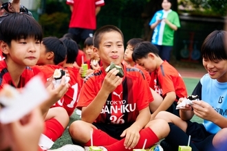 ファミマ「スマイルおむすびプロジェクト」で部活動支援/大谷翔平選手パッケージ商品の売上を活用し、全国17校におむすびを差し入れ