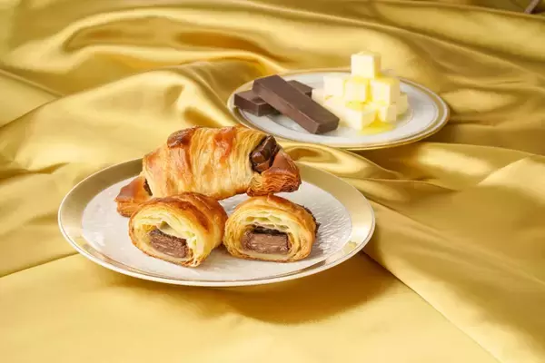 「チョコクロVS進化系チョコクロが販売数を競う新企画!第一弾の進化系チョコクロは通常の10倍のバター･2倍のチョコを使用したリッチな味わい【サンマルクカフェ】」の画像