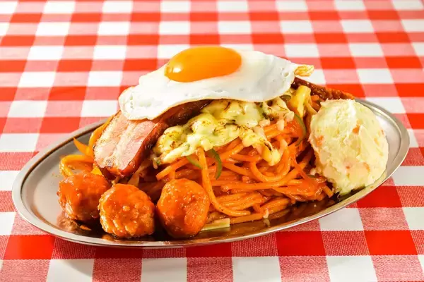 「ナポリタン専門店「パンチョ」、人気投票1位『ゴロッとチキンのカレーナポ』復刻/10月16日より全国の店舗で期間限定発売」の画像