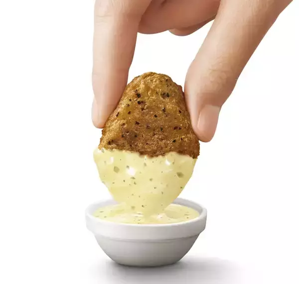 「【マクドナルド】黒胡椒ガーリックのナゲットが復活、にんにくソース＆夜マック限定の食べ比べセットも登場」の画像