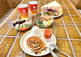 1枚190円パンケーキも、コナズ珈琲の新ブランドが誕生　コナコーヒーを2製法で提供【KNOWS COFFEE】