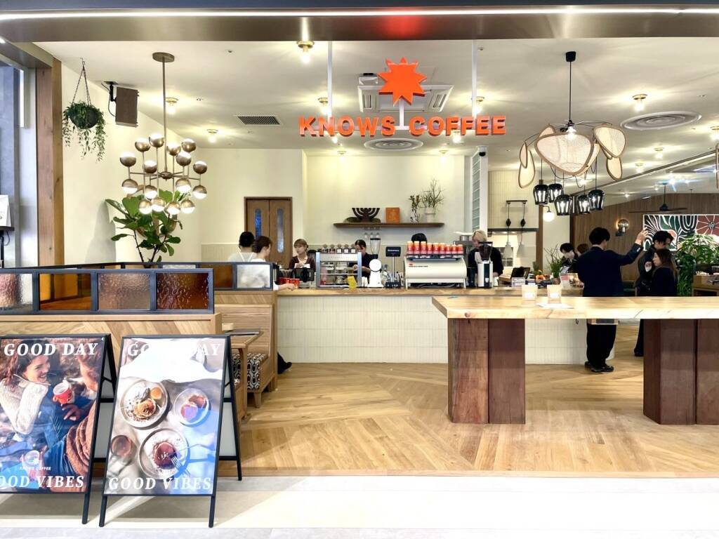 1枚190円パンケーキも、コナズ珈琲の新ブランドが誕生　コナコーヒーを2製法で提供【KNOWS COFFEE】