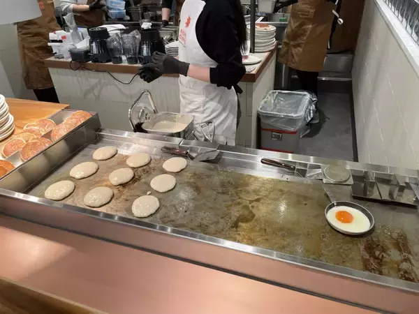 「1枚190円パンケーキも、コナズ珈琲の新ブランドが誕生　コナコーヒーを2製法で提供【KNOWS COFFEE】」の画像