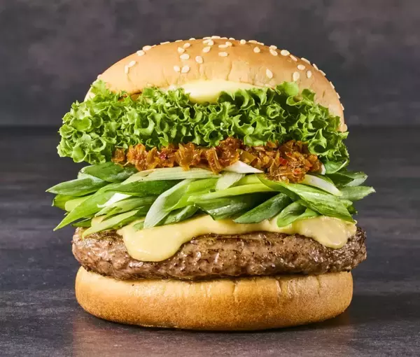 「【フレッシュネスバーガー】「九条ネギと西京味噌の黒毛和牛バーガー」、京都の伝統食材を合わせた“ごちそうバーガー”」の画像