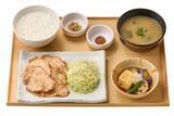 「やよい軒、西京味噌の甘みとコクが広がる『三元豚ロースの西京焼と揚げ出し豆腐の定食』発売」の画像1
