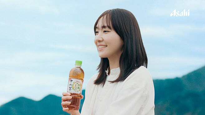 新垣結衣「十六茶」CMで初代キャラクター小林聡美と初共演、「おばあちゃん」編「帰り道」編/アサヒ飲料