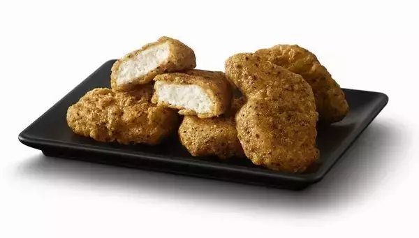 「マクドナルド3年半ぶりナゲット新作「スパイシーチキンマックナゲット黒胡椒ガーリック」発売、“ガツンと目が覚める辛さ”、にんにく醤油マヨソース・燻製風チーズソースも登場」の画像