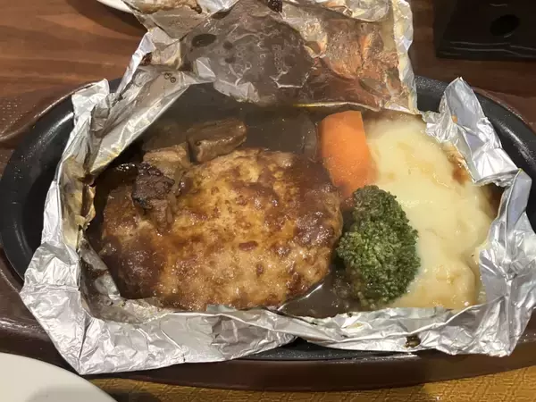 「【ガスト】“洋食の巨匠”大宮シェフ監修ハンバーグ、“老舗茶舗”上林春松本店監修抹茶デザート / 「THE 職人ビーフハンバーグ」や「宇治抹茶×いちごパフェ」など」の画像