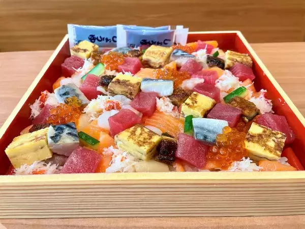 回転寿司のひな祭り向け「ちらし寿司」2022、10種の海鮮、“自分で盛り付け”など各社が独自色/スシロー・はま寿司・くら寿司・元気寿司