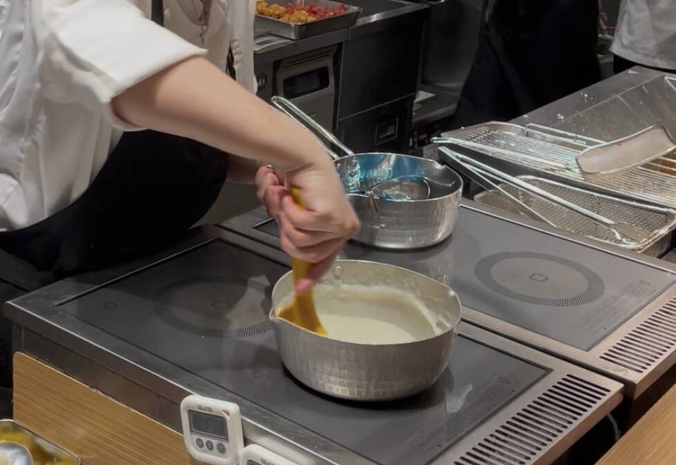 丸亀製麺、店舗で手作りする初の冷たいスイーツ「うどんプリン」発売　店で打つうどん使用