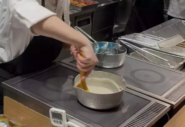 「丸亀製麺、店舗で手作りする初の冷たいスイーツ「うどんプリン」発売　店で打つうどん使用」の画像