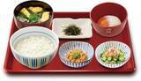 「【なか卯】「鶏そぼろまぜのっけごはん朝食」発売、鶏そぼろとオクラ、温たま、刻みのりを合わせた朝食メニュー」の画像1