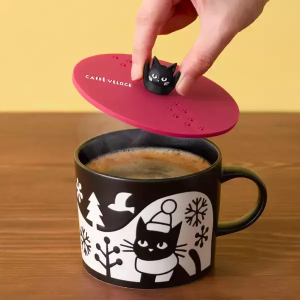 「「カフェ･ベローチェ」の福袋、黒ねこデザインの美濃焼マグカップ&小皿、フードメニュー引換券などセットに」の画像