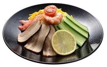 【餃子の王将】「冷し中華」「辛い!冷し中華」登場、期間限定で「スゴ辛チキン」も販売