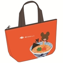 丸源ラーメン×『くまのがっこう』コラボ、保冷ランチバッグ付き「冷凍生餃子」発売　25周年記念キャンペーン