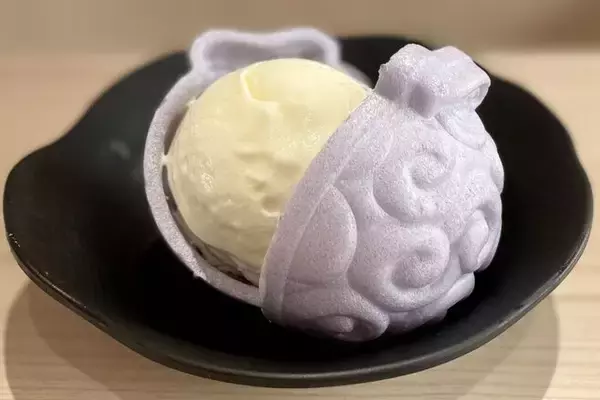 「“ワンピースフィルムレッド×くら寿司”コラボメニュー「あぶりREDチーズ イベリコ豚大とろ」「ルフィのRED骨付き肉」「ゴムゴムの実風アイスもなか」発売」の画像