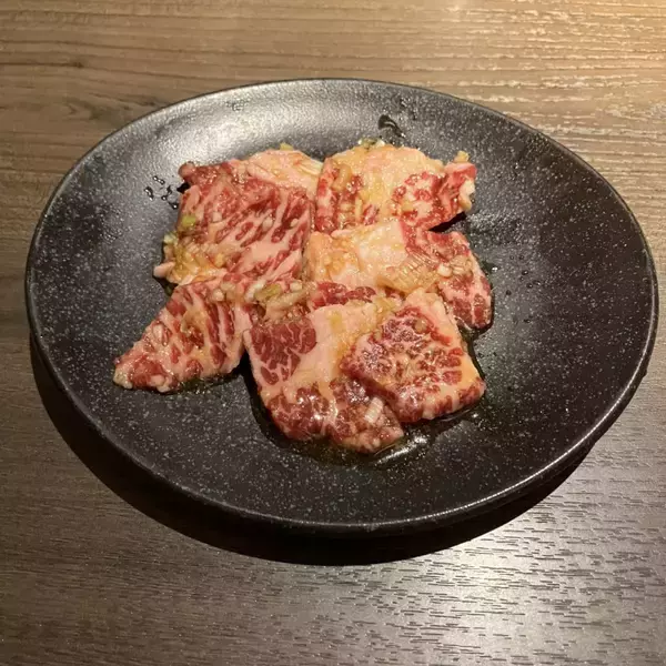 「牛角、グランドメニューをリニューアル/カルビ・ハラミの味付けを変更、油そば・麻辣湯・ドーナツも新登場【10月23日から】」の画像