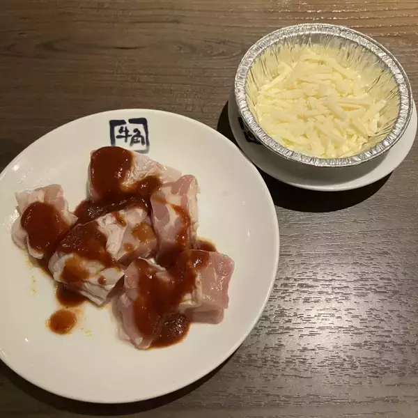 「牛角、グランドメニューをリニューアル/カルビ・ハラミの味付けを変更、油そば・麻辣湯・ドーナツも新登場【10月23日から】」の画像