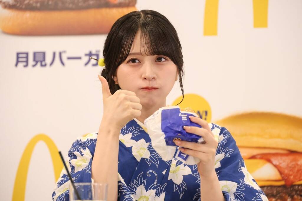 マクドナルド、35周年「月見ファミリー」全8種を発売　新作「炙り牛すき焼き風月見」も登場 / 発表会には佐々木舞香さん、塩﨑太智さんが登場