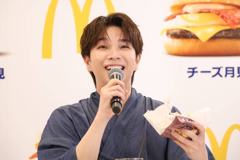マクドナルド、35周年「月見ファミリー」全8種を発売　新作「炙り牛すき焼き風月見」も登場 / 発表会には佐々木舞香さん、塩﨑太智さんが登場