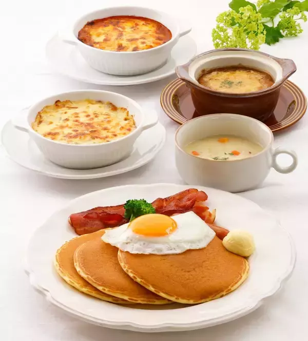 「【ロイヤルホストデリ】人気メニュー「パンケーキ」を新発売 、「カレーフェア」開催にあわせたスパイスメニューも」の画像