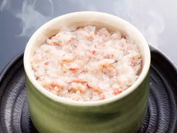 「にぎりの徳兵衛「ぶりと北海祭り」/えび味噌とお頭の素揚げ付きの『ぼたん海老』や高級白身『きんき』、北海道産『ひらめ』など」の画像