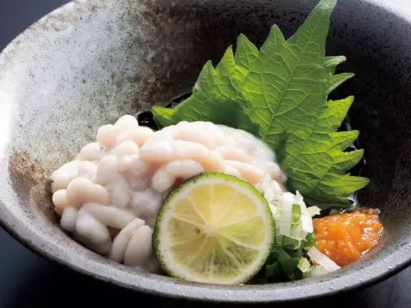 「にぎりの徳兵衛「ぶりと北海祭り」/えび味噌とお頭の素揚げ付きの『ぼたん海老』や高級白身『きんき』、北海道産『ひらめ』など」の画像