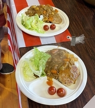 サニーサイドとUSMEFが石川県穴水町兜小学校で被災者支援の炊き出しを実施、24日にはハンバーグをのせたビーフカレー、25日はポーク生姜焼きと豚汁を提供