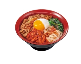 【すき家】野菜どっさりの「おんたまビビンバ牛丼」発売、牛肉と3種の具材をあいもりにした新メニュー