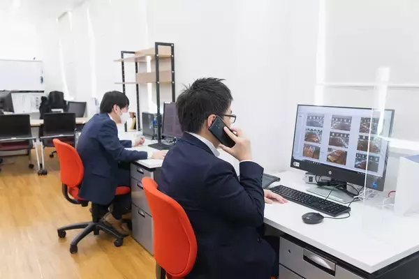 「くら寿司 回転レーンの迷惑行為を防ぐAIカメラシステム全店導入、「今後も寿司を流すことにこだわる」」の画像