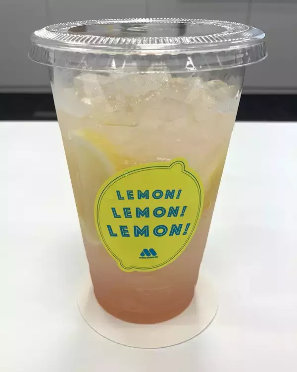 モスバーガー、白桃×レモンの爽快ドリンク＆井村屋とのコラボスイーツの“アイスわらび餅”発売
