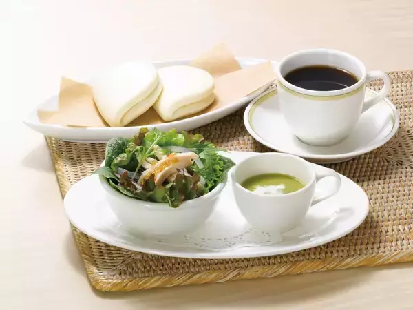 「ロイヤルホスト 世界の料理をアレンジ“フュージョンセレクション”展開、第1弾はシンガポールフェア、エビ・ホタテ・ムール貝にチリソースやブラックペッパーソース」の画像