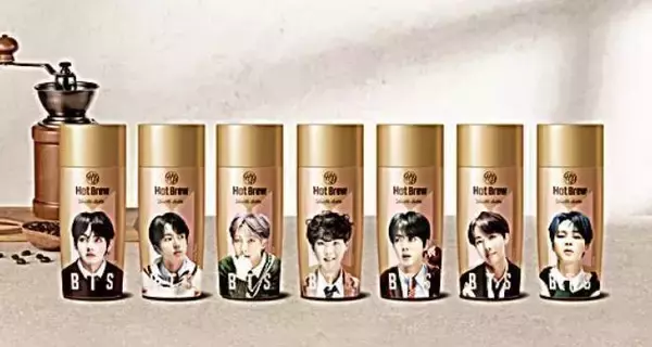 「ファミマでBTSコーヒー「ホットブリューバニララテ」新パッケージ発売、ブロコリストアでも」の画像