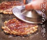 「ファーストキッチンが6年ぶりにパティ刷新、肉を押しつぶして焼く「スマッシュパティ」を初導入!/天然豚腸の新ホットドッグ・春限定クリームチーズバーガーも発売」の画像1