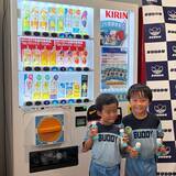 「業界初「ガチャガチャ付き自販機」導入 親子との新たな接点創出へ、「ムテキッズ」認知拡大狙う/キリンビバレッジ」の画像1
