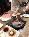 「木曽路、しゃぶしゃぶ肉を鉄板で味わう新提案「焼きしゃぶ」発売 / 2種のたれで楽しむ夏限定メニュー3,900円～」の画像1