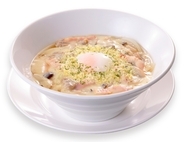 幸楽苑、カルボナーラ×醤油スープの新感覚ラーメン発売　「濃厚クリーミーカルボ醤油」温玉付き890円