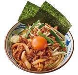 「丸亀製麺、新メニュー「旨辛 肉盛りニラ玉ぶっかけうどん」発売、豚の旨辛炒め･注文ごとに素揚げするニラ&もやしをトッピング」の画像1